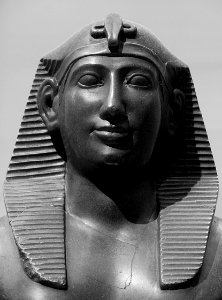 Galerie du temps, Louvre Lens: détail de la statue du phar…