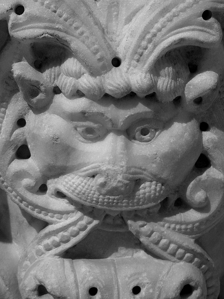 Galerie du temps, Louvre Lens: détail d'un chapiteau (vers…