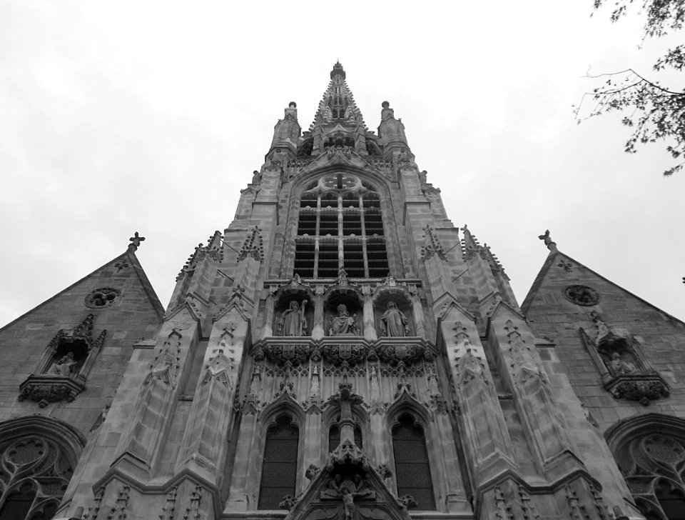 Une vue de la façade de l'église Saint-Maurice, à Lille.