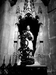 L'une des statues ornant le narthex de l'église Saint-Maur…