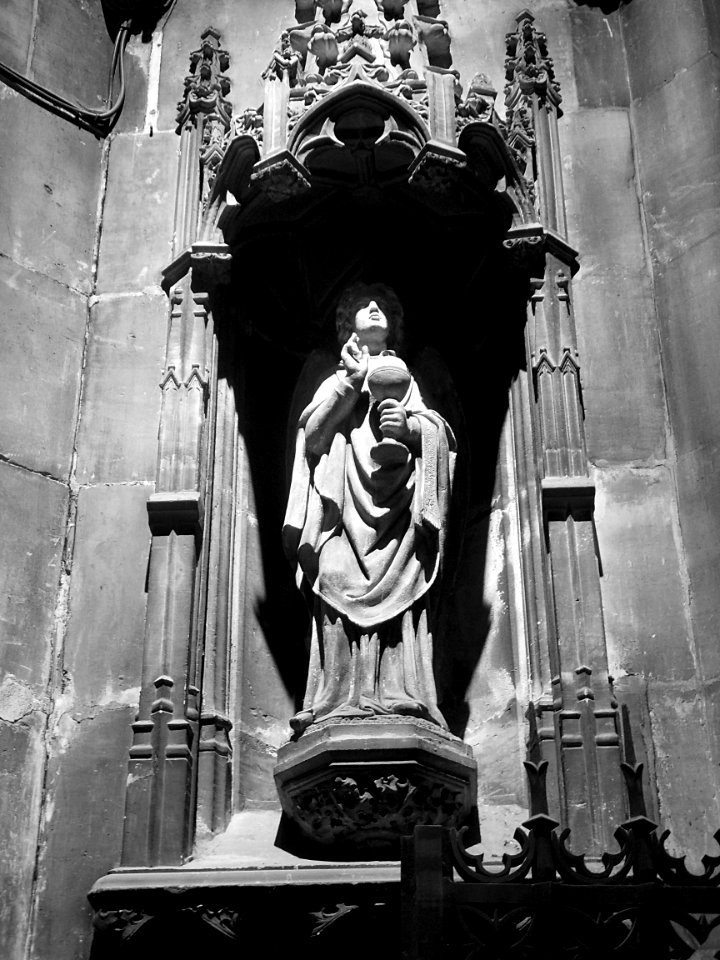 L'une des statues ornant le narthex de l'église Saint-Maur…