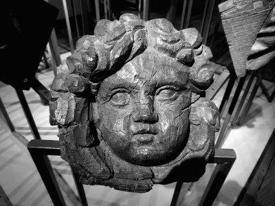 Détail d'un corbeau (élément de décor sculpté) exposé au m…