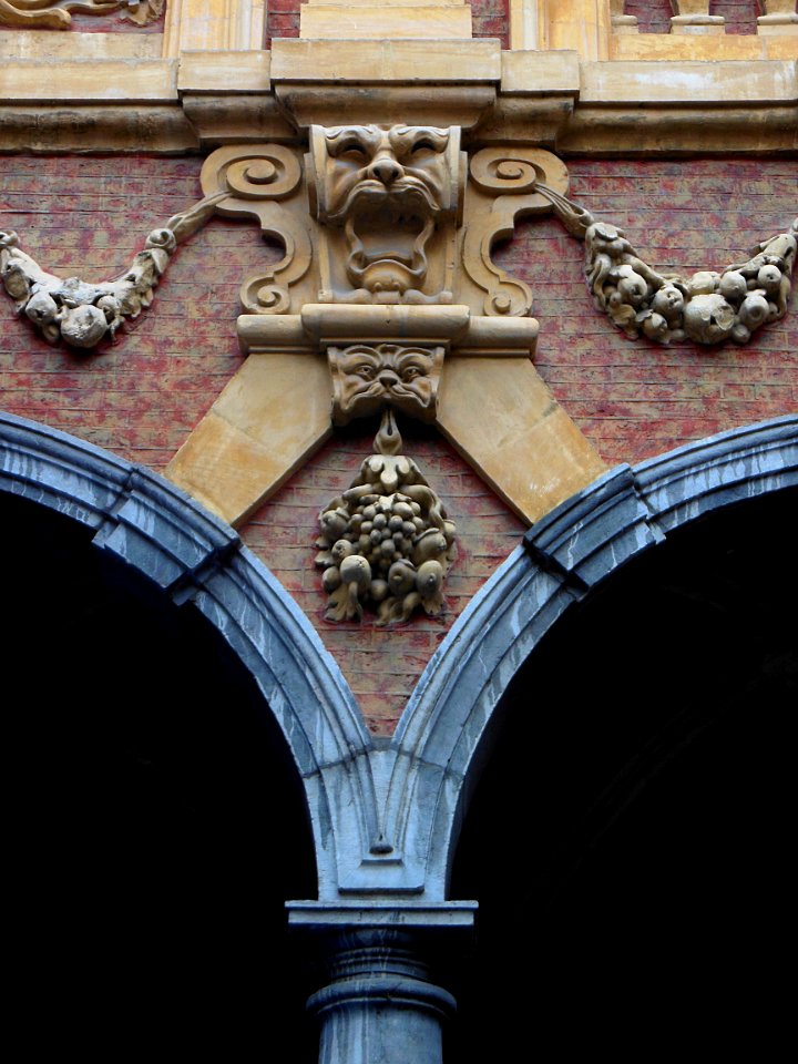 Détail de la cour intérieure de la Vieille bourse de Lille…