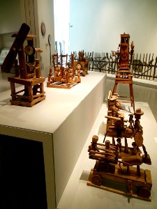 Installation rassemblant des oeuvres d'Emile Ratier.