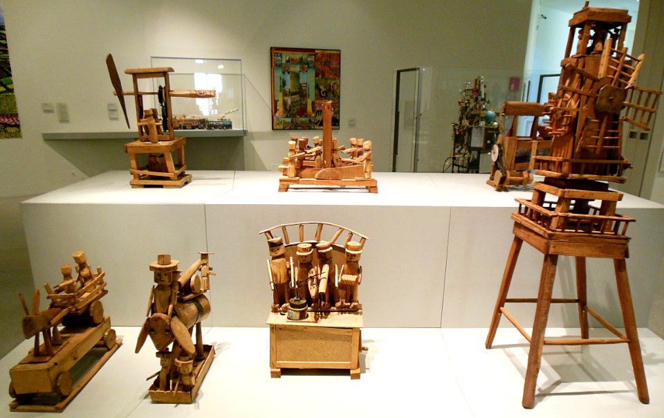 Installation rassemblant des oeuvres d'Emile Ratier.