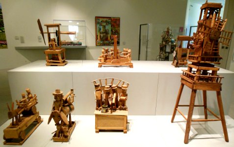 Installation rassemblant des oeuvres d'Emile Ratier.