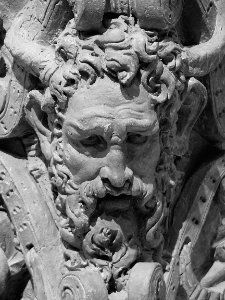 Détail du socle sculpté d'une terme à figure d'homme barbu…