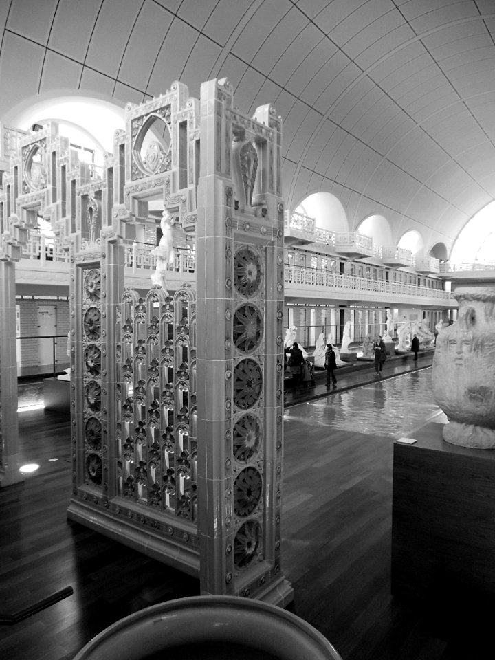 Dans la nef du musée de la Piscine de Roubaix.