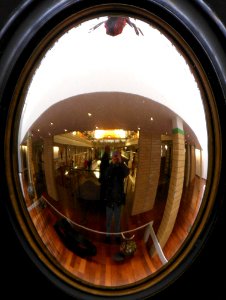 Un selfie version miroir de sorcière. C'est de saison...