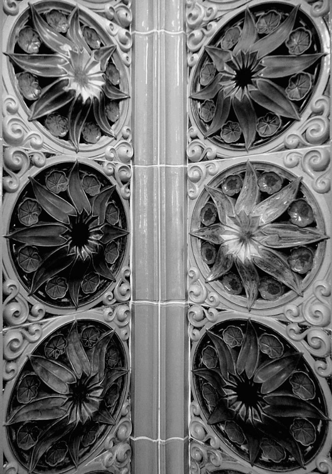 Détail du portique en grès cérame (Alexandre Sandier, 1913…