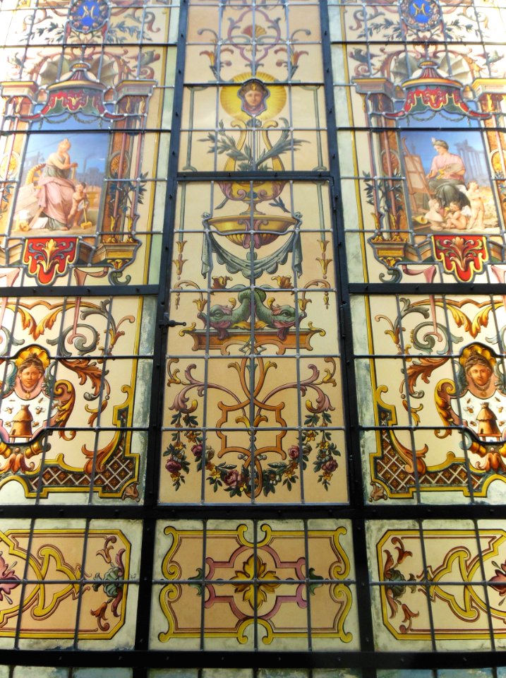 Musée de la Piscine, Roubaix : détail du vitrail "Les arts…