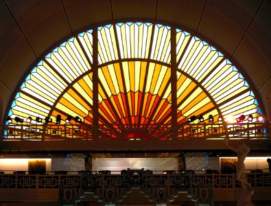 L'une des deux verrières de la nef du musée de la Piscine,…