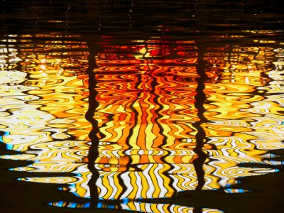 Reflet de l'une des deux verrières dans le bassin du musée…
