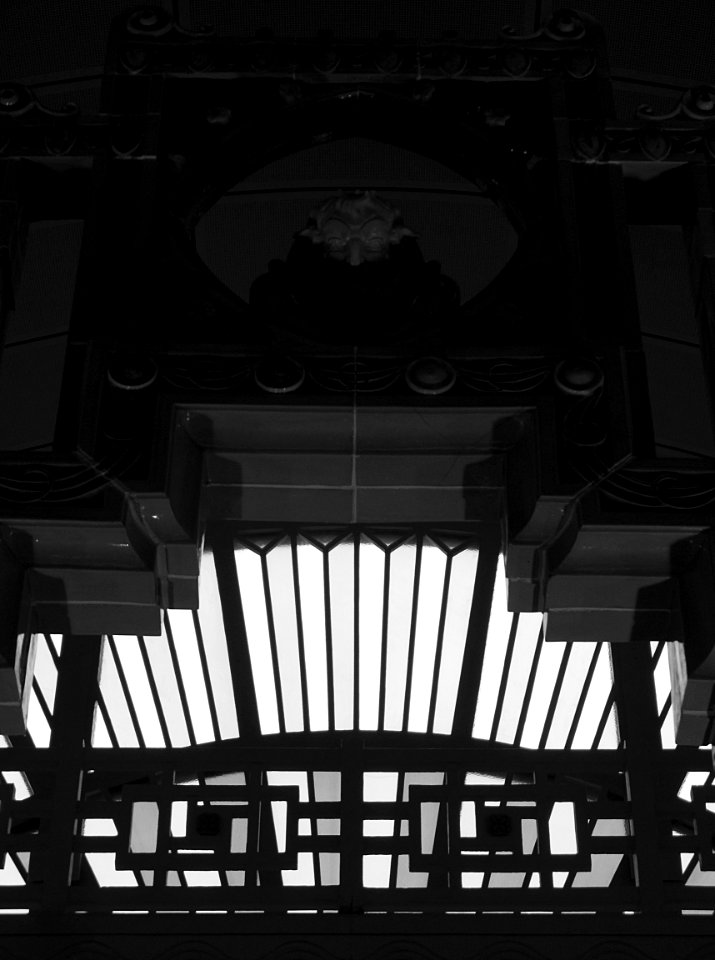 Vue d'une verrière par dessous le grand portique d'Alexand…