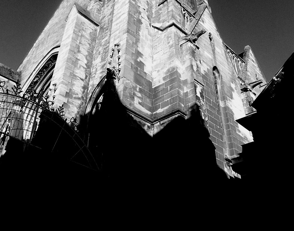 Fin d'après-midi. Les ombres des maisons avoisinantes sur …