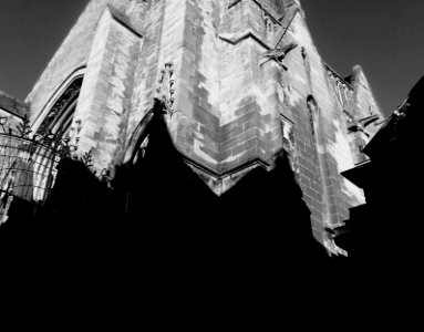 Fin d'après-midi. Les ombres des maisons avoisinantes sur …