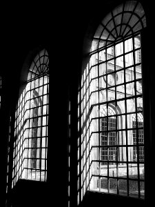 Dans le cloître.