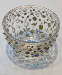 Coupe aux oiseaux et au décor végétal. Inde ou Turquie, 16…