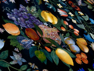 Détail d'un plateau de table à décor floral. Mosaïque de m…