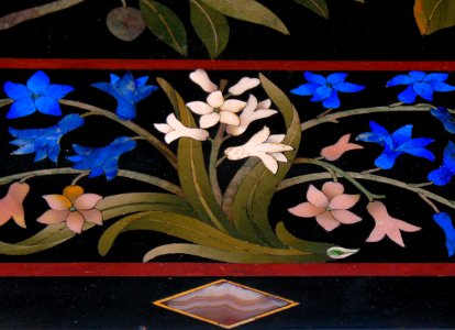 Détail d'un plateau de table à décor floral. Mosaïque de m…
