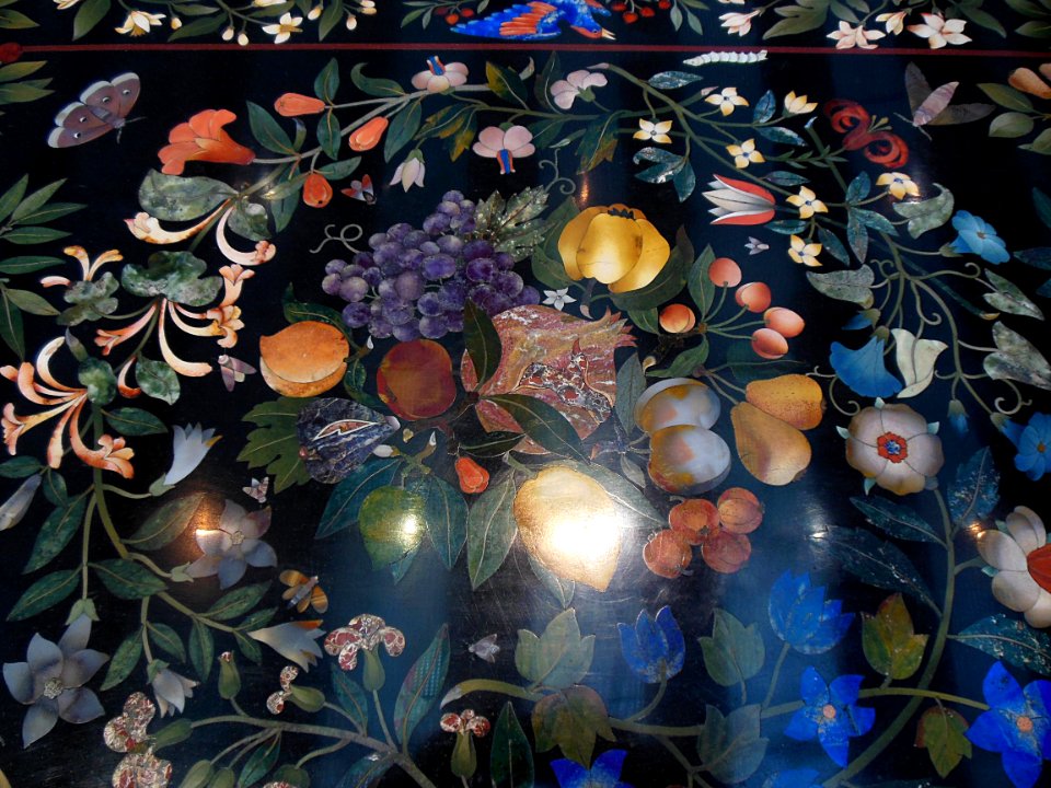 Détail d'un plateau de table à décor floral. Mosaïque de m…