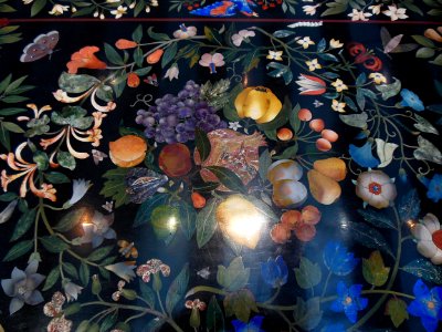 Détail d'un plateau de table à décor floral. Mosaïque de m…