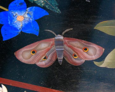 Détail d'un plateau de table à décor floral. Mosaïque de m…