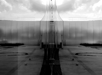 Reflet de deux des façades du Louvre Lens.