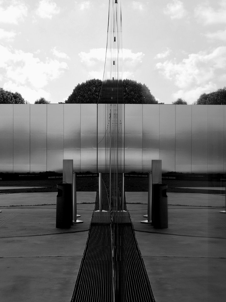 Reflet de deux des façades du Louvre Lens.
