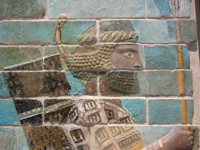 Fragment du décor du palais du roi perse Darius Ier: arche…
