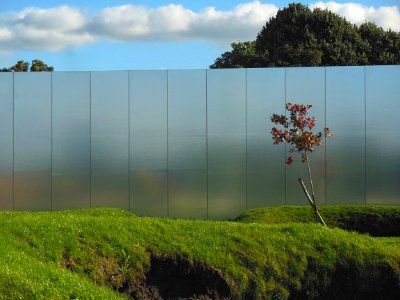 Un pan de façade du Louvre Lens, comme s'il émergeait du s…