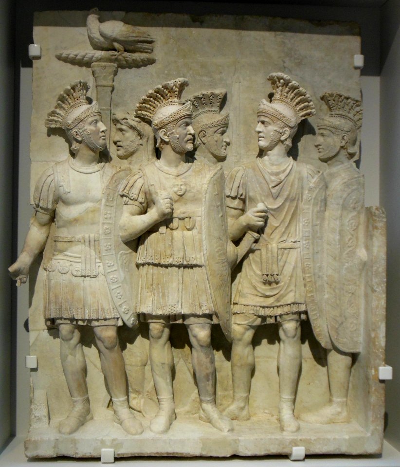 Fragment du décor d'un arc de triomphe: garde rapprochée d…