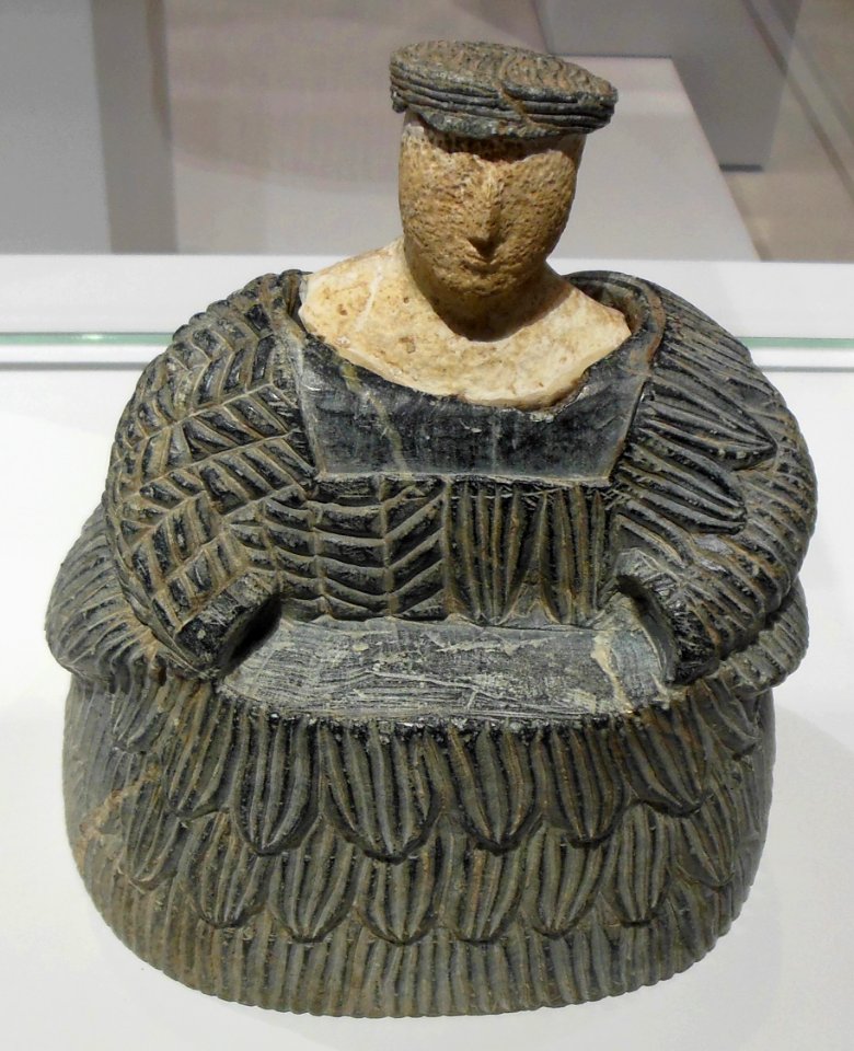 Femme vêtue d'une robe-manteau de laine (kaunakès): figure…