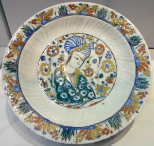 Plat à décor de personnage. Iran, 1580-1650.