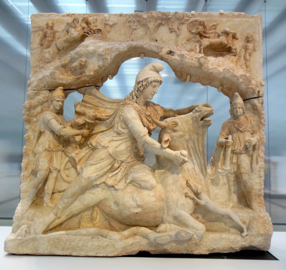 Relief représentant Mithra, dieu iranien du soleil, sacrif…