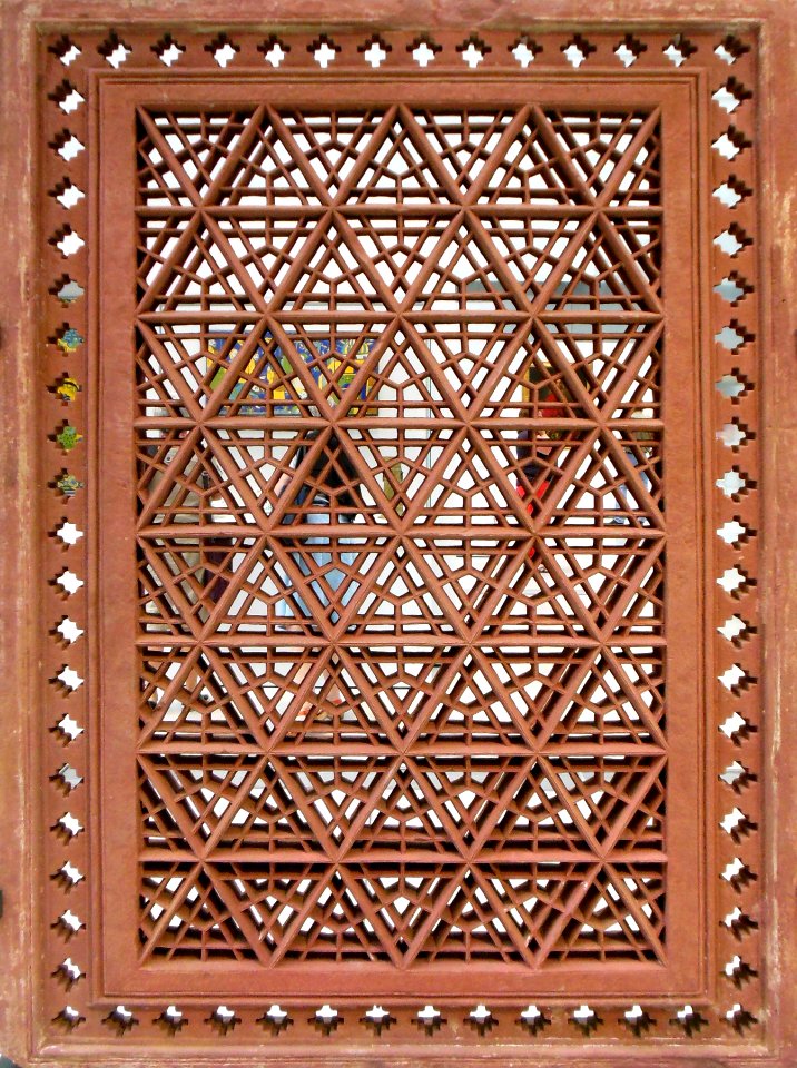 Ecran de fenêtre (jali) à décor géométrique. Inde, vers 16…