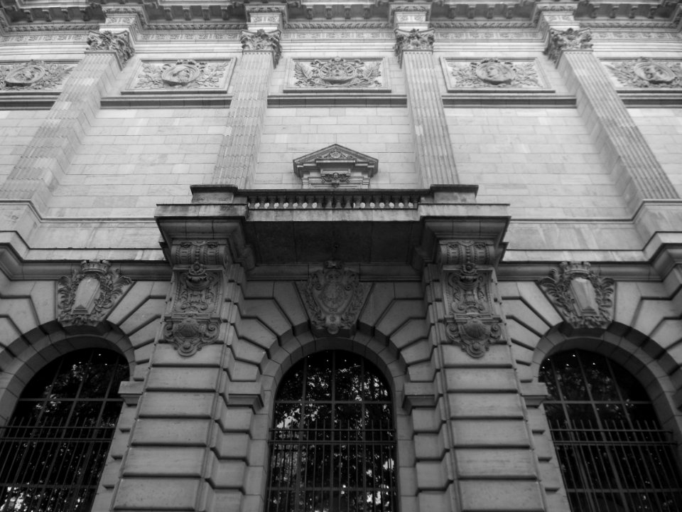 Détail de l'une des façades latérales du Palais des beaux-…