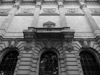 Détail de l'une des façades latérales du Palais des beaux-…