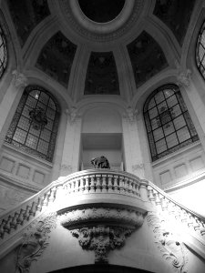 L'un des deux escaliers en rotonde du Palais des beaux-art…