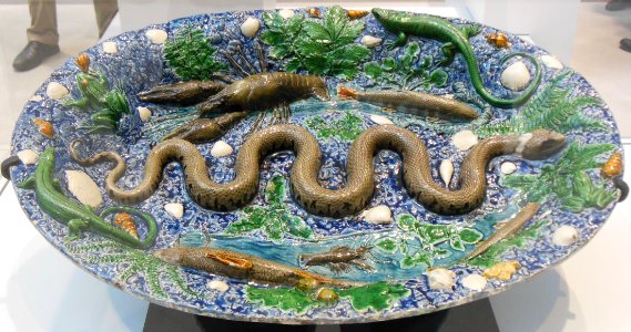 Bassin décoré d'un serpent, de poissons et de lézards. Fra…