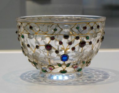 Coupe aux oiseaux et au décor végétal. Inde ou Turquie, 16…