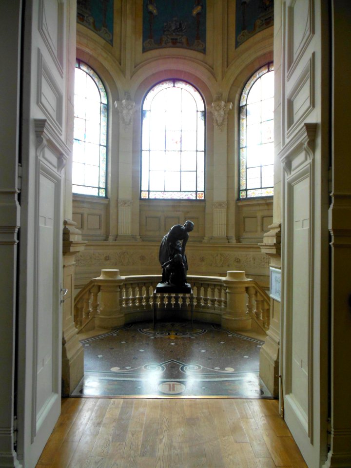 L'un des deux escaliers en rotonde du musée