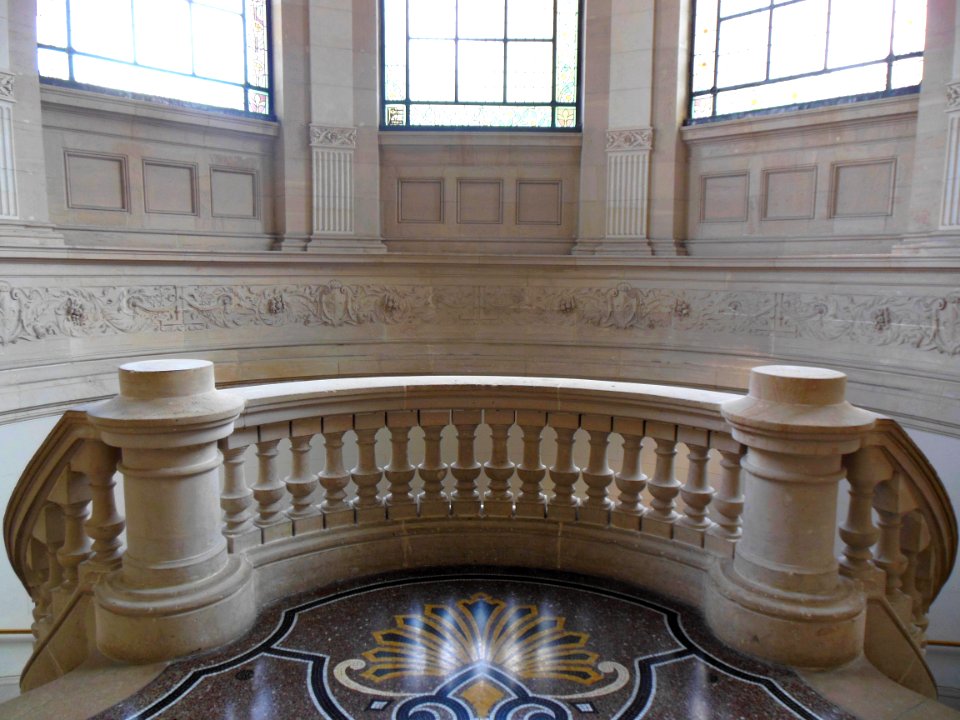 L'un des deux escaliers en rotonde du musée
