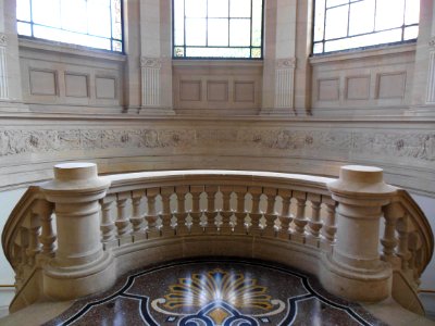L'un des deux escaliers en rotonde du musée