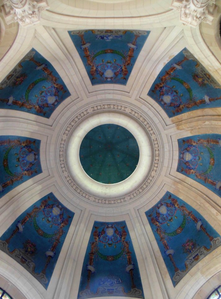 L'un des deux escaliers en rotonde du musée