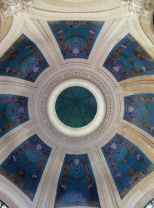 L'un des deux escaliers en rotonde du musée