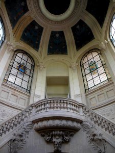 L'un des deux escaliers en rotonde du musée