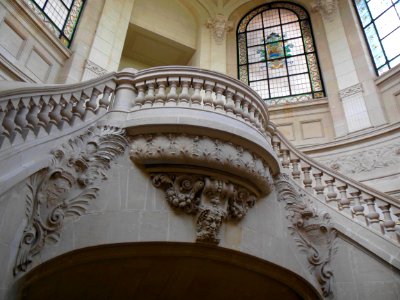 L'un des deux escaliers en rotonde du musée