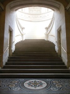 L'un des deux escaliers en rotonde du musée