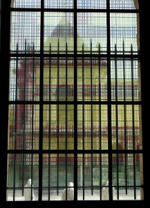 reflet de la façade arrière du musée dans celle du bâtimen…
